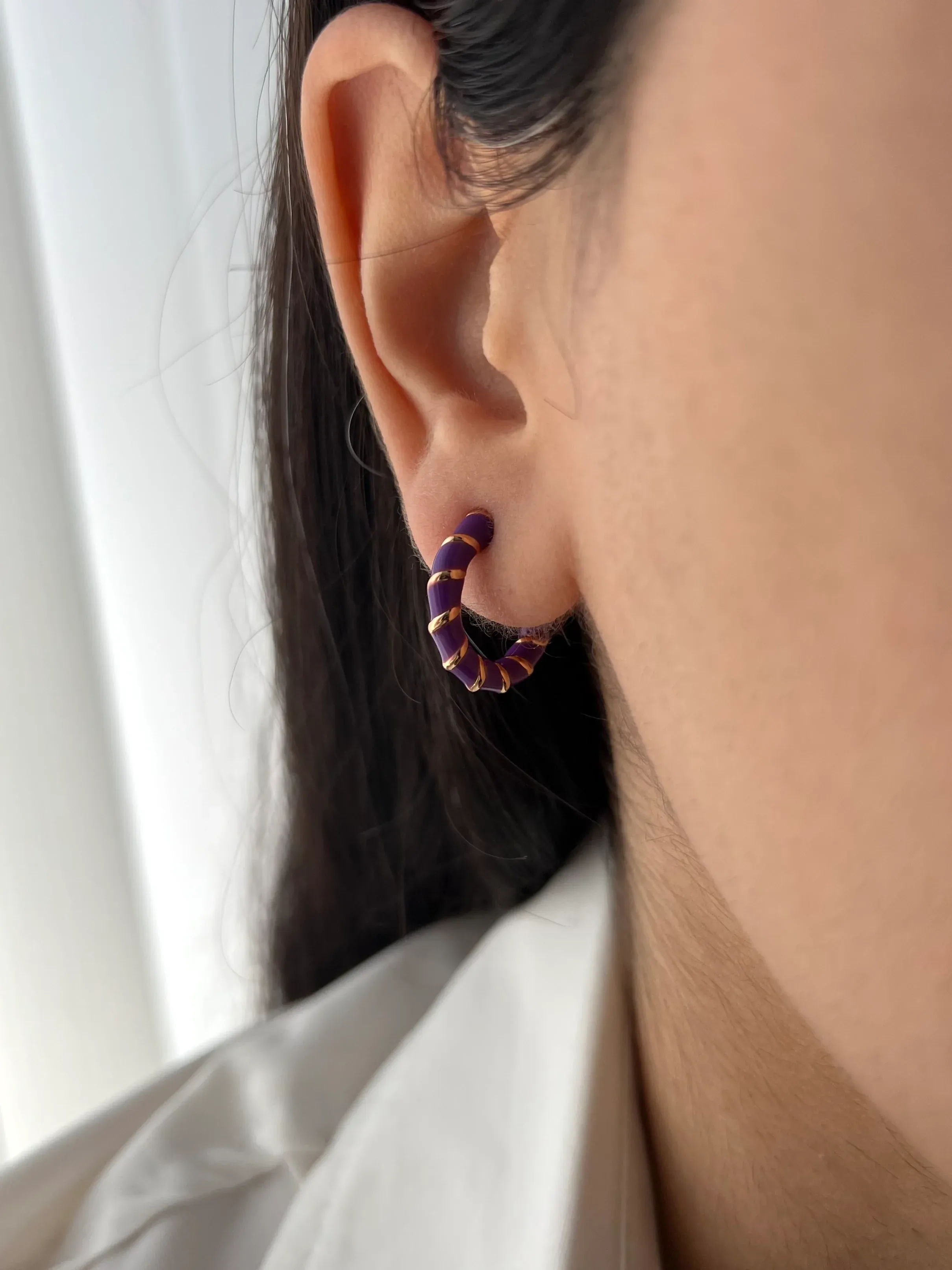 گوشواره حلقه ای میناکاری با طرح خاص و رنگ های جذاب