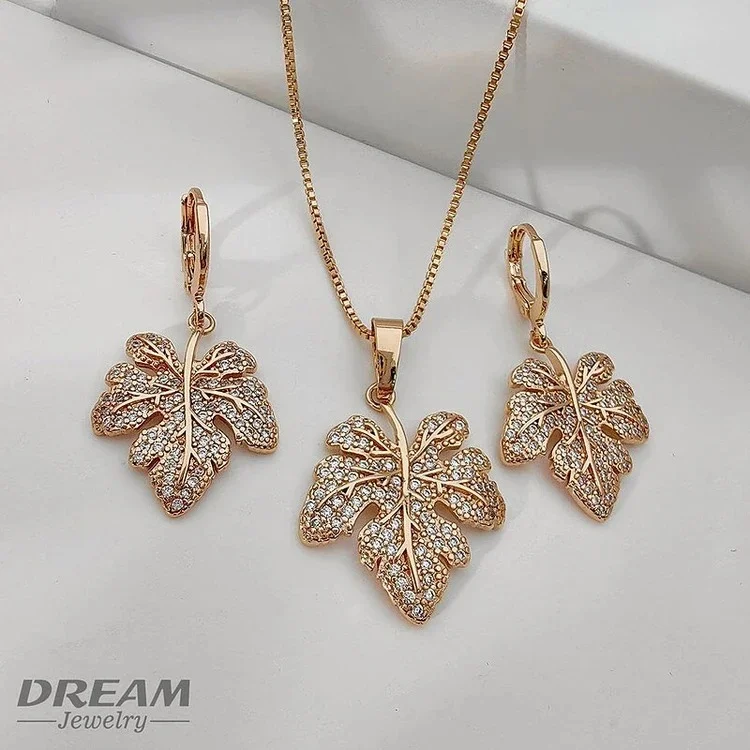 نیمست گوشواره و گردنبند زنانه طرح برگ نگین‌دار برند DREAM